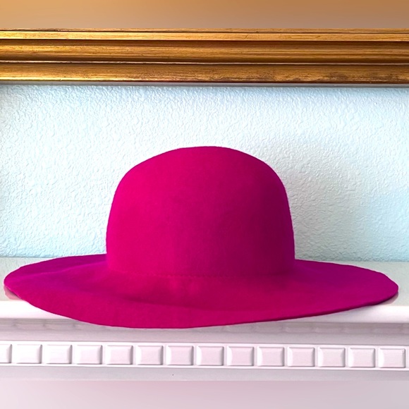 Boutique Wool hat made in Italy. Purchased in Paris. New and not worn. - Picture 4 of 6